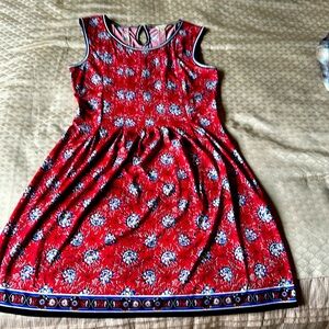 Max Studios Large very comfortable. Made of 95% polyester and 5% spandex.